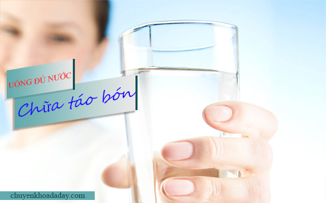 Uống nhiều nước cũng có tác dụng làm giảm triệu chứng táo bón