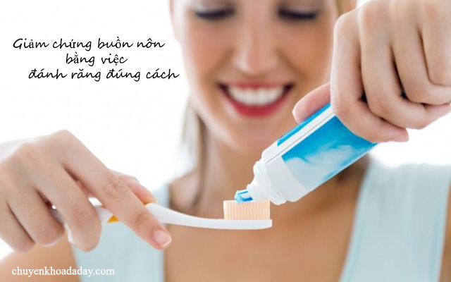 Đánh răng đúng cách sẽ cải thiện được tình trạng buồn nôn vào buổi sáng