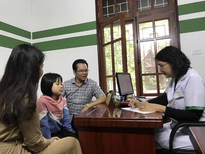 NSND Trần Nhượng đưa cháu gái đến gặp BS Tuyết Lan để khám bệnh về HP dạ dày