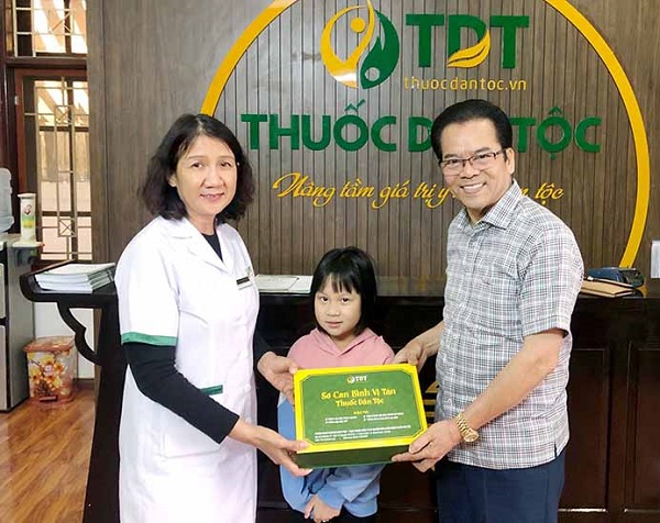 NSND Trần Nhượng và cháu gái tại Thuốc dân tộc